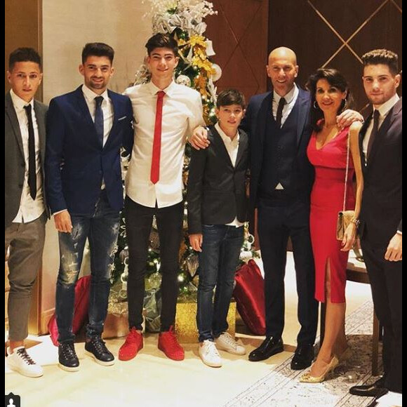 Zinédine Zidane a passé Noël en famille, avec sa femme Véronique, leurs quatre fils Enzo, Luca, Théo et Elyza, et son neveu Driss, à Dubaï. Instagram, décembre 2017.
