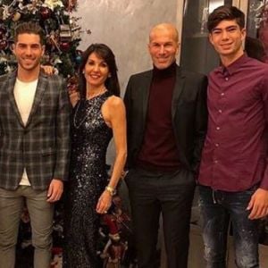 Zinédine Zidane a fêté le passage à 2018 avec sa femme Véronique, leurs quatre fils Enzo, Luca, Théo et Elyza, dans leur maison de Madrid. Instagram, décembre 2017.