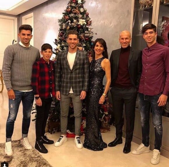 Zinédine Zidane a fêté le passage à 2018 avec sa femme Véronique, leurs quatre fils Enzo, Luca, Théo et Elyza, dans leur maison de Madrid. Instagram, décembre 2017.