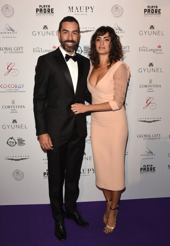 Robert Pires et sa femme Jessica Lemarié - Les célébrités posent lors du photocall de la soirée Global Gift à Londres le 18 novembre 2017.