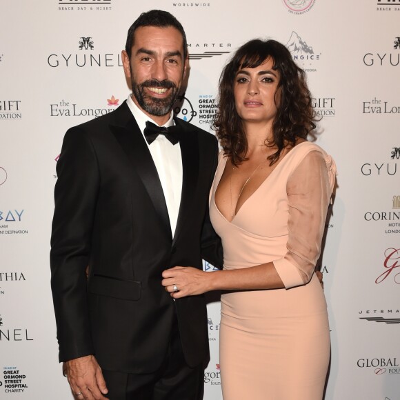 Robert Pires et sa femme Jessica Lemarié - Les célébrités posent lors du photocall de la soirée Global Gift à Londres le 18 novembre 2017.