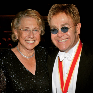 Elton John annonçait le décès de sa mère, Sheila Forebrother, le 4 décembre 2017 sur Instagram.