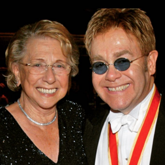 Elton John annonçait le décès de sa mère, Sheila Forebrother, le 4 décembre 2017 sur Instagram.