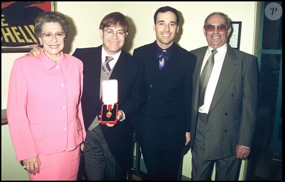 Sheila Farebrother, son fils Elton John et David Furnish en février 1998.