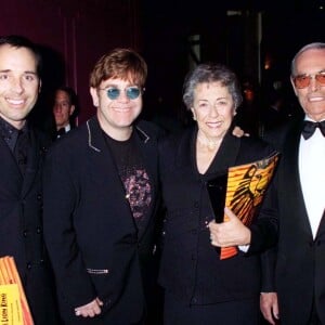 David Furnish, Sheila Farebrother, Elton John assistent à la comédie musicale "Le Roi Lion" à Londres, le 20 octobre 1999.