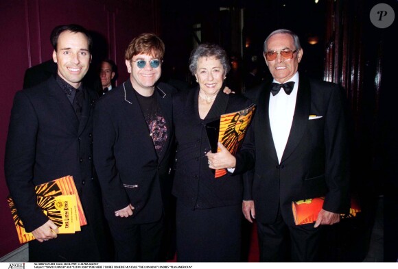 David Furnish, Sheila Farebrother, Elton John assistent à la comédie musicale "Le Roi Lion" à Londres, le 20 octobre 1999.