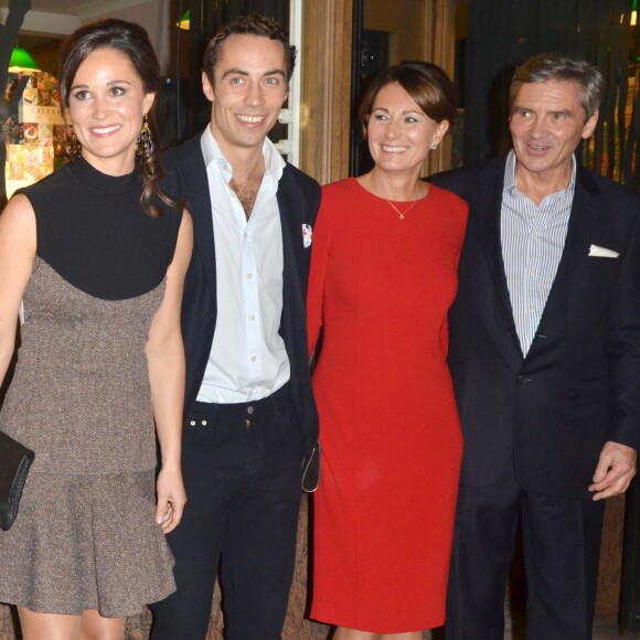 Pippa Middleton avec son frère James et ses parents Carole et Michael lors de la présentation de son livre Celebrate le 25 octobre 2012 à Londres. ©/PCN/ABACAPRESS.COM