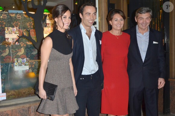 Pippa Middleton avec son frère James et ses parents Carole et Michael lors de la présentation de son livre Celebrate le 25 octobre 2012 à Londres. ©/PCN/ABACAPRESS.COM