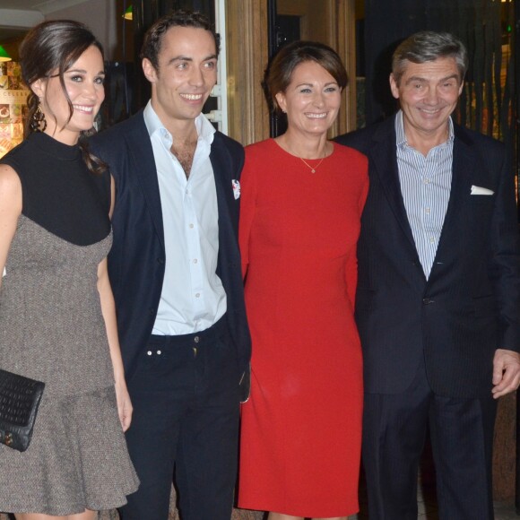 Pippa Middleton avec son frère James et ses parents Carole et Michael lors de la présentation de son livre Celebrate le 25 octobre 2012 à Londres. ©/PCN/ABACAPRESS.COM