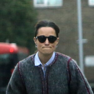 Exclusif - Pippa Middleton sur son vélo dans la rue à Londres le 8 novembre 2017.