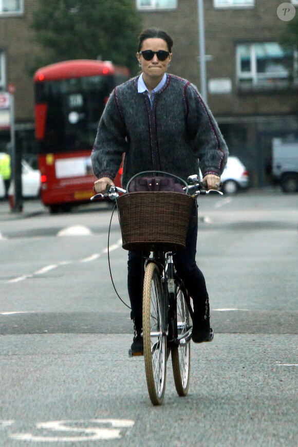 Exclusif - Pippa Middleton sur son vélo dans la rue à Londres le 8 novembre 2017.