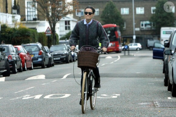 Exclusif - Pippa Middleton sur son vélo dans la rue à Londres le 8 novembre 2017.