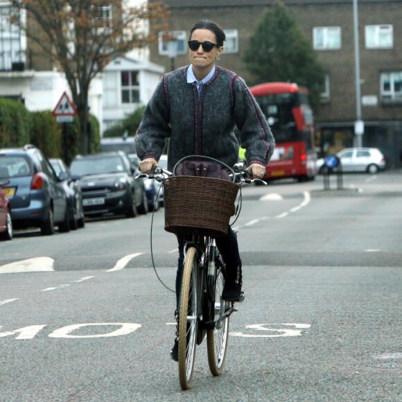 Exclusif - Pippa Middleton sur son vélo dans la rue à Londres le 8 novembre 2017.