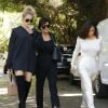 Kim, Kourtney, Khloé Kardashian et leur mère Kris Jenner - La famile Kardashian lors du tournage de la télé-réalité "L'Incroyable Famille Kardashian" à Woodland Hills le 5 aout 2016. Reality stars Kim, Kourtney and Khloe Kardashian seen filming their reality show with their mother Kris Jenner in Woodland Hills, California on August 5, 2016.05/08/2016 - Woodland Hills