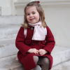 La princesse Charlotte de Cambridge photographiée par sa mère la duchesse Catherine au matin du 8 janvier 2018 au palais de Kensington, à Londres, avant son départ pour son premier jour à la crèche, la Willcocks Nursery School.