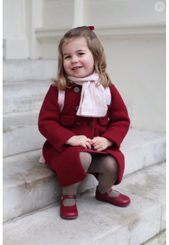 La princesse Charlotte de Cambridge photographiée par sa mère la duchesse Catherine au matin du 8 janvier 2018 au palais de Kensington, à Londres, avant son départ pour son premier jour à la crèche, la Willcocks Nursery School.