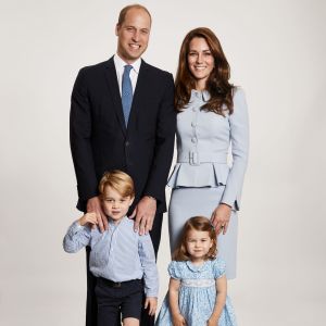 Le prince William et la duchesse Catherine de Cambridge avec leurs enfants le prince George et la princesse Charlotte, portrait de famille diffusé à l'occasion des fêtes de fin d'année 2017. © Chris Jackson/PA Wire/ABACAPRESS.COM