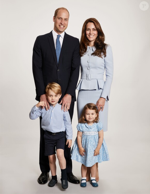 Le prince William et la duchesse Catherine de Cambridge avec leurs enfants le prince George et la princesse Charlotte, portrait de famille diffusé à l'occasion des fêtes de fin d'année 2017. © Chris Jackson/PA Wire/ABACAPRESS.COM