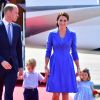 Le prince William, la duchesse Catherine de Cambridge et leurs enfants le prince George et la princesse Charlotte à leur arrivée à l'aéroport de Berlin-Tegel à Berlin, le 19 juillet 2017, lors de leur visite officielle de 3 jours en Allemagne.