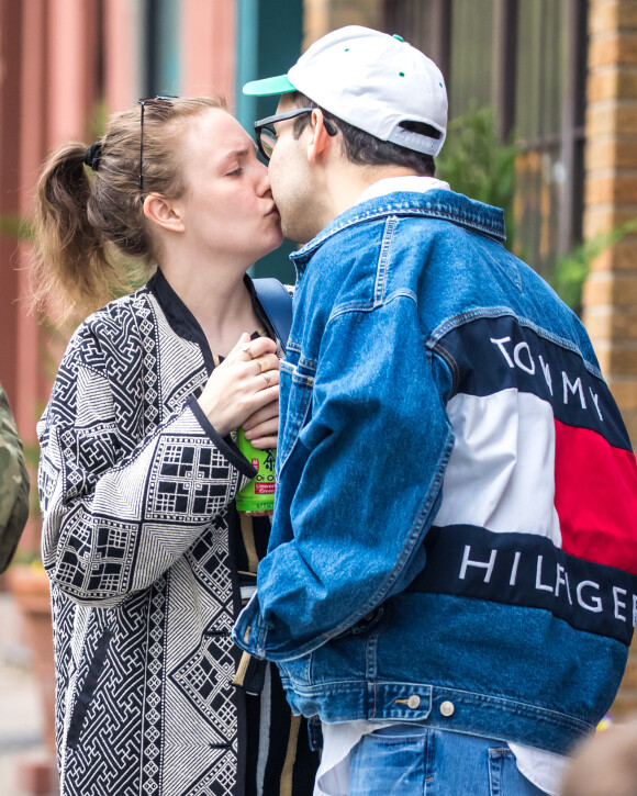 Exclusif - Lena Dunham embrasse son compagnon Jack Antonoff avant de le quitter dans le quartier de Brooklyn à New York le 26 avril 2017.