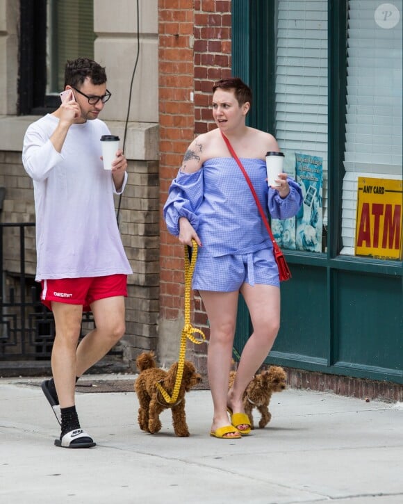 Exclusif - Lena Dunham et son compagnon Jack Antonoff promènent leurs petits caniche abricot dans les rues de New York, le 7 juillet 2017.
