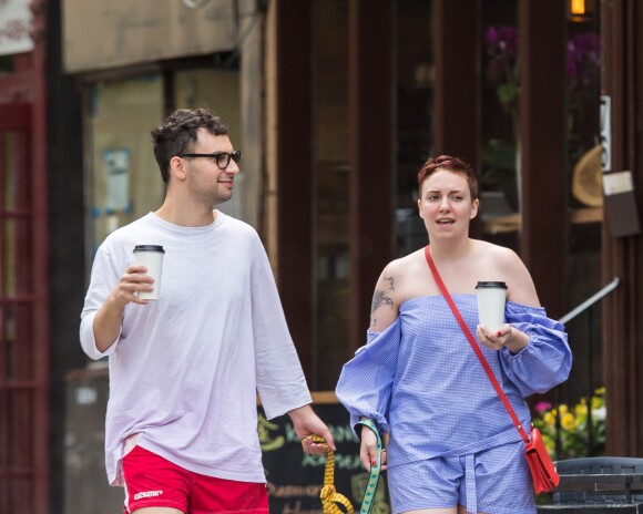 Exclusif - Lena Dunham et son compagnon Jack Antonoff promènent leurs petits caniche abricot dans les rues de New York, le 7 juillet 2017.