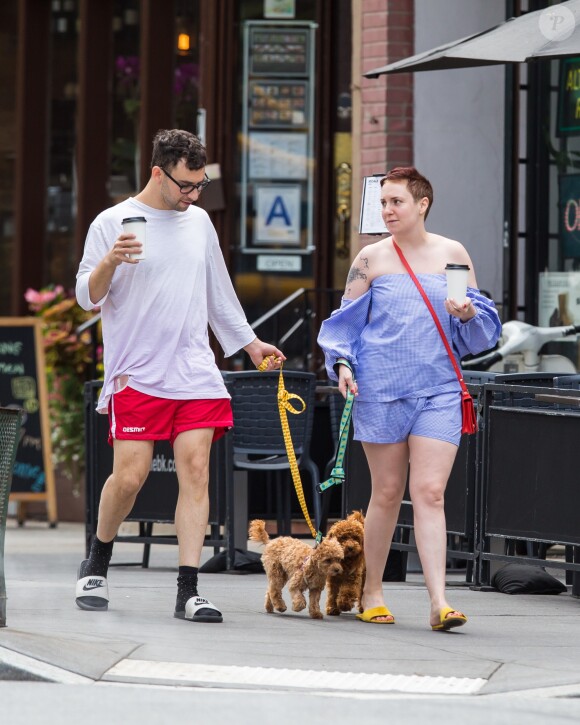 Exclusif - Lena Dunham et son compagnon Jack Antonoff promènent leurs petits caniche abricot dans les rues de New York, le 7 juillet 2017.
