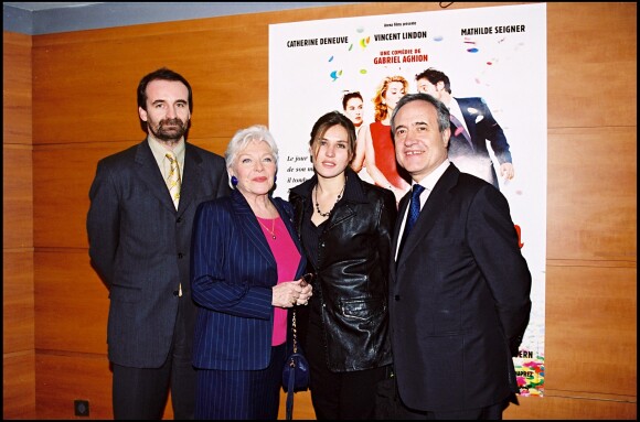 Bruno Pesery, Line Renaud, Mathilde Seigner et Jean Tiberi lors de l'avant-première du film Belle Maman à Paris en 1999