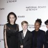 Angelina Jolie avec ses enfants Shiloh Jolie-Pitt (le bras en écharpe) et Zahara Jolie-Pitt - Soirée de gala des National Board of Review Annual Awards à New York, le 9 janvier 2018.