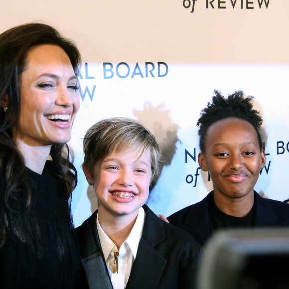 Angelina Jolie, Shiloh Jolie-Pitt (le bras en écharpe), Zahara Jolie-Pitt, et Loung Ung - Célébrités à la soirée de gala des National Board of Review Annual Awards à New York , Etats-Unis, le 9 janvier 2018. © Sonia Moskowitz/Globe Photos/Zuma Press/Bestimage