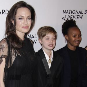 Angelina Jolie avec ses enfants Shiloh Jolie-Pitt (le bras en écharpe) et  Zahara Jolie-Pitt - Soirée de gala des National Board of Review Annual Awards à New York, le 9 janvier 2018.