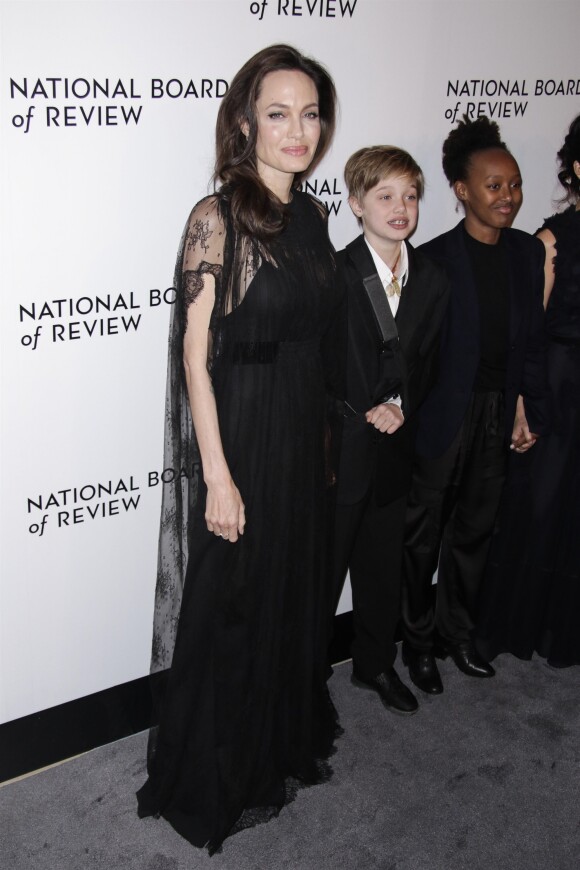 Angelina Jolie avec ses enfants Shiloh Jolie-Pitt (le bras en écharpe) et  Zahara Jolie-Pitt - Soirée de gala des National Board of Review Annual Awards à New York, le 9 janvier 2018.