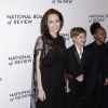 Angelina Jolie avec ses enfants Shiloh Jolie-Pitt (le bras en écharpe) et Zahara Jolie-Pitt - Soirée de gala des National Board of Review Annual Awards à New York, le 9 janvier 2018.