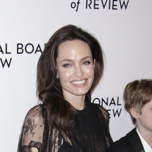 Angelina Jolie avec ses enfants Shiloh Jolie-Pitt (le bras en écharpe) et Zahara Jolie-Pitt - Soirée de gala des National Board of Review Annual Awards à New York, le 9 janvier 2018.