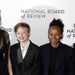 Angelina Jolie avec Shiloh Jolie-Pitt (le bras en écharpe), Zahara Jolie-Pitt et Loung Ung - Célébrités à la soirée de gala des National Board of Review Annual Awards à New York, le 9 janvier 2018.