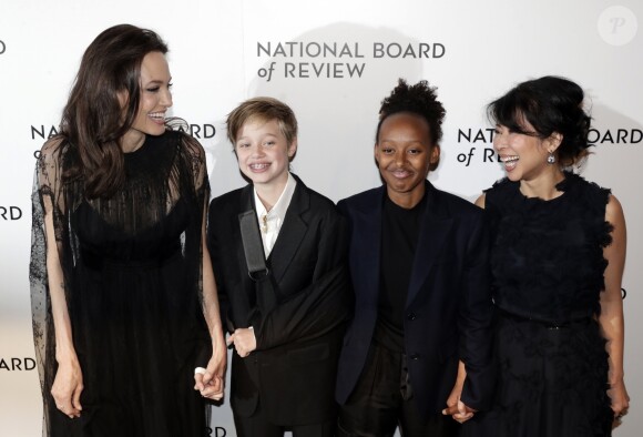 Angelina Jolie avec Shiloh Jolie-Pitt (le bras en écharpe), Zahara Jolie-Pitt et Loung Ung - Célébrités à la soirée de gala des National Board of Review Annual Awards à New York, le 9 janvier 2018.