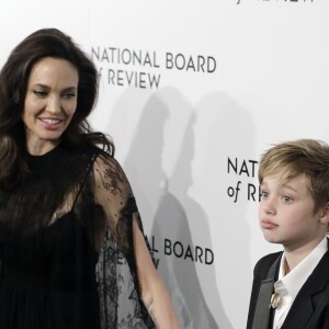 Angelina Jolie avec Shiloh Jolie-Pitt (le bras en écharpe) - Célébrités à la soirée de gala des National Board of Review Annual Awards à New York, le 9 janvier 2018.