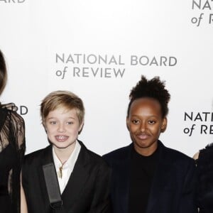 Angelina Jolie avec Shiloh Jolie-Pitt (le bras en écharpe), Zahara Jolie-Pitt, et Loung Ung - Célébrités à la soirée de gala des National Board of Review Annual Awards à New York, le 9 janvier 2018.