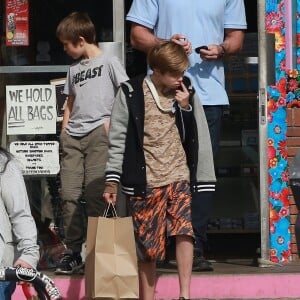 Exclusif - Shiloh Jolie-Pitt, le bras gauche en écharpe, sort d'une boutique de Los Feliz avec un sac shopping à la main le 7 janvier 2018. Exclusive