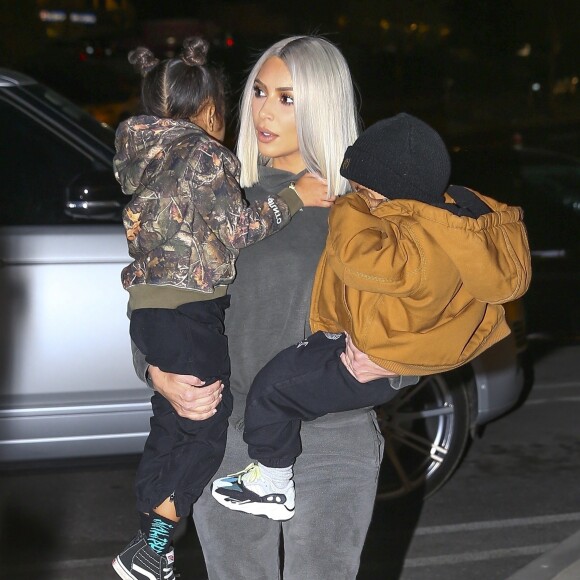 Kim Kardashian et ses enfants North et Saint à Malibu le 23 décembre 2017.