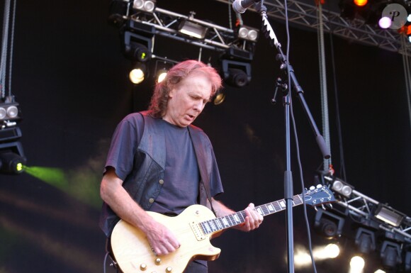 L'ancien guitariste de Motörhead, Fast Eddie Clarke sur scène avec son groupe Fastway en Suède, le 9 juin 2007.