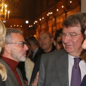 Semi-exclusif - Nikos Aliagas, Brigitte Macron (Trogneux), Xavier Darcos (président de l'Institut français), Stéphane Bern - Remise du prix 2017 "Institut de France / Fondation Stéphane Bern pour l'histoire et le patrimoine" à l'Institut de France à Paris, France, le 11 janvier 2018. La Fondation Stéphane Bern pour l'Histoire et le Patrimoine - Institut de France a pour objet de concourir à la protection du Patrimoine et de financer des projets d'éducation et de partage des connaissances sur l'Histoire. © CVS/Bestimage