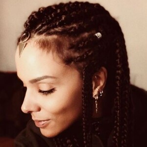Shy'm dévoile sa nouvelle coupe de cheveux, de longues tresses, sur Instagram le 12 janvier 2018.