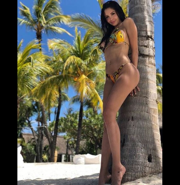 Nabilla Benattia, en vacances à l'île Maurice avec son compagnon Thomas Vergara, pose en bikini sur Instagram le 23 décembre 2017.