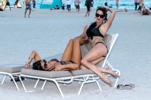 Claudia Romani et Bella Bond posent sur la plage à Miami, le 14 janvier 2018.