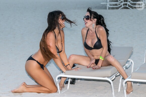 Claudia Romani et Bella Bond posent sur la plage à Miami, le 14 janvier 2018.