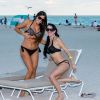 Claudia Romani et Bella Bond posent sur la plage à Miami, le 14 janvier 2018.