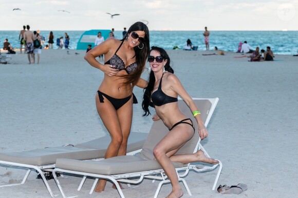 Claudia Romani et Bella Bond posent sur la plage à Miami, le 14 janvier 2018.