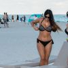 Claudia Romani et Bella Bond posent sur la plage à Miami, le 14 janvier 2018.