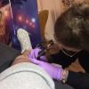 Fanny Maurer (Secret Story 6) se fait tatouer le genoux, le 15 janvier 2018.